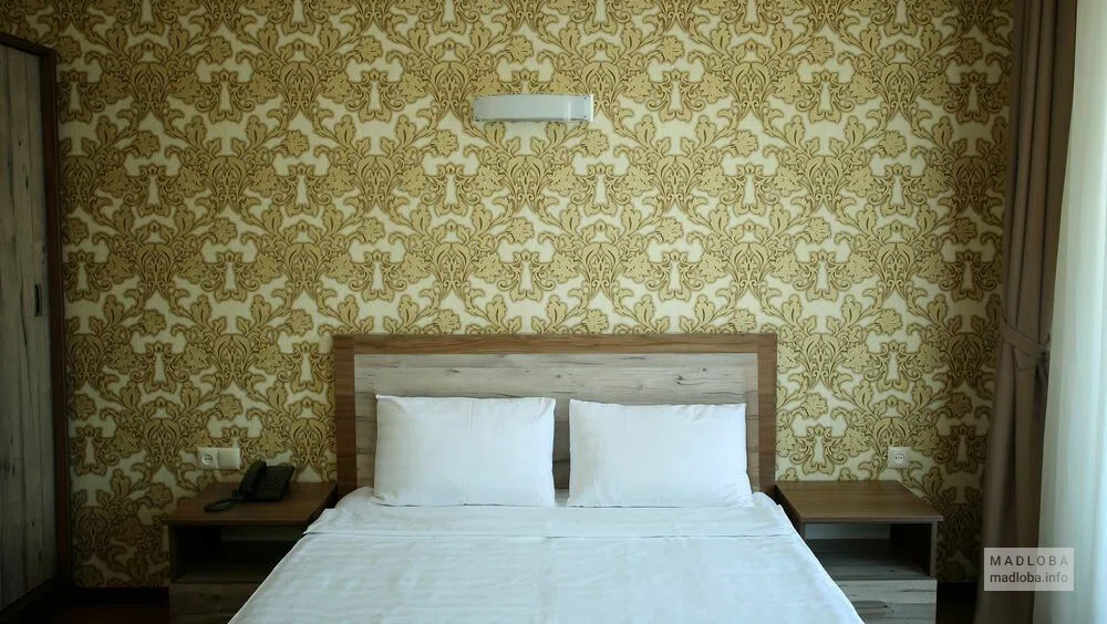 Кровать в номере отеля Гурели
