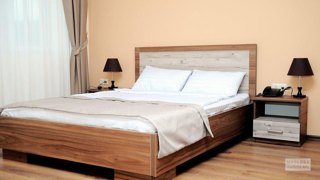 Двухместная кровать в номере отеля Гурели