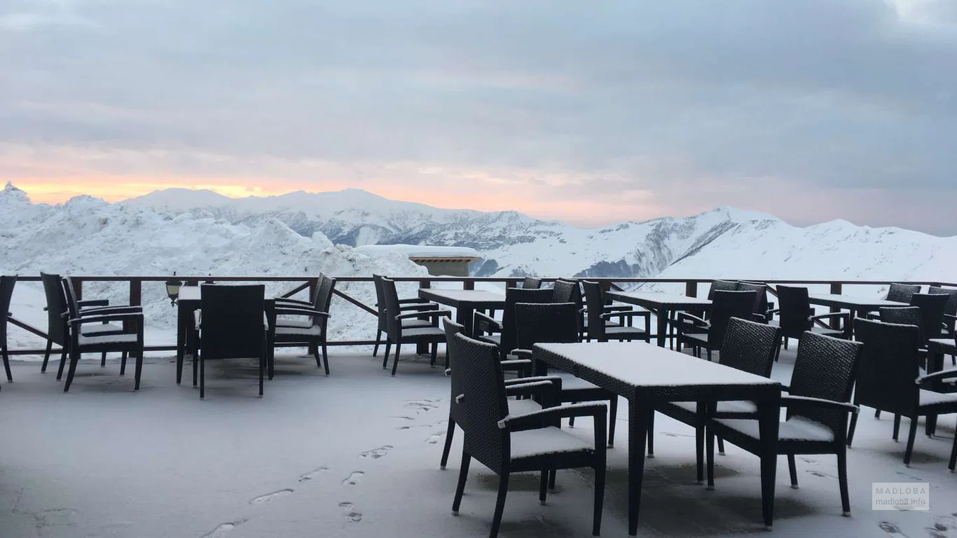 Терраса на крыше отеля «Hotel Alpina Gudauri»