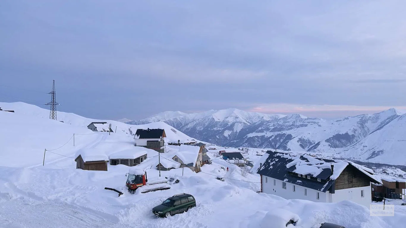 Вид с окна отеля «Hotel Alpina Gudauri» зимой