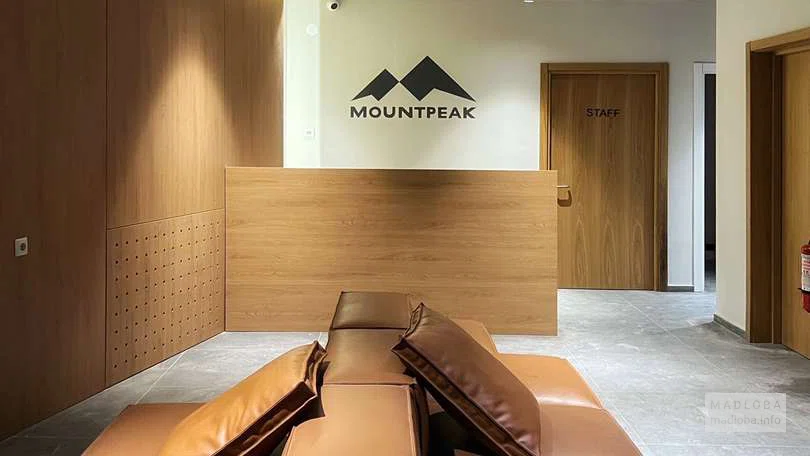 Ресепшен в отеле «Mountpeak»