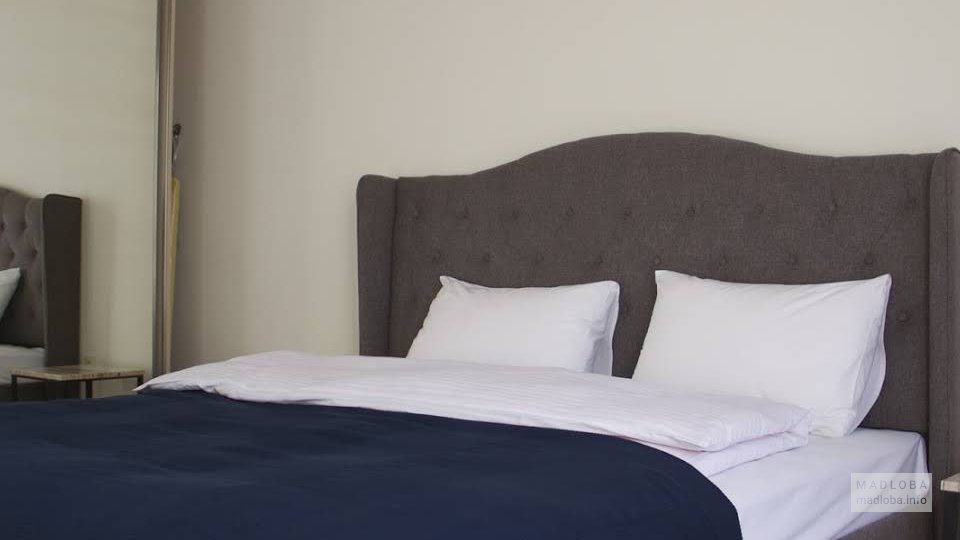 Двуспальная кровать в апарт-отеле Найс Плэйс в Тбилиси