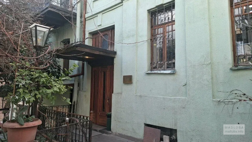 Вход на второй этаж ресторана OtsY