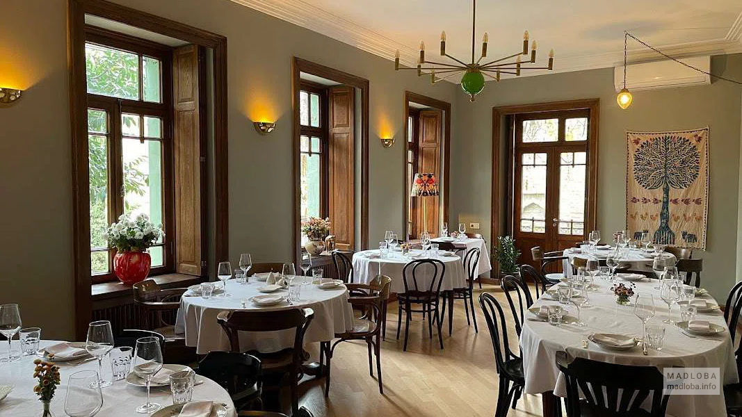 Столы на втором этаже ресторана OtsY