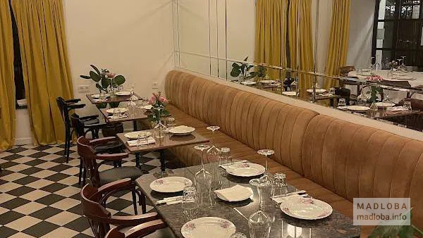 Столы на первом этаже ресторана OtsY