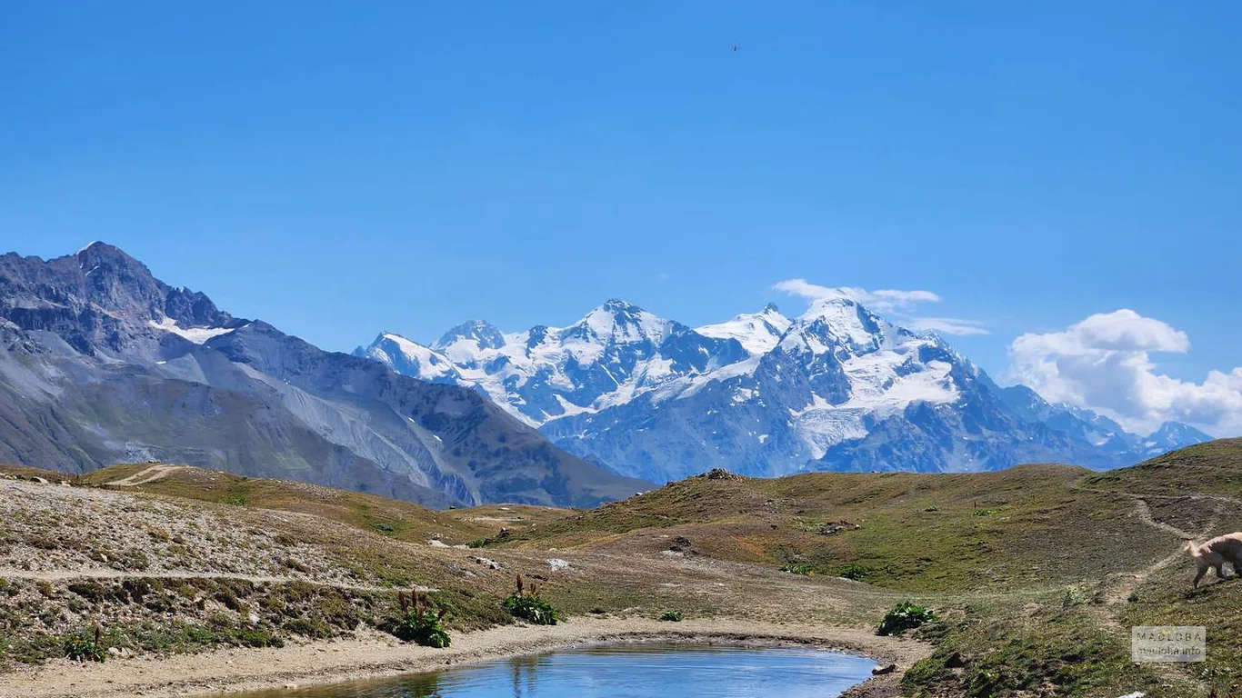 Вид на пики гор Кавказа в Грузии у озера Корульди