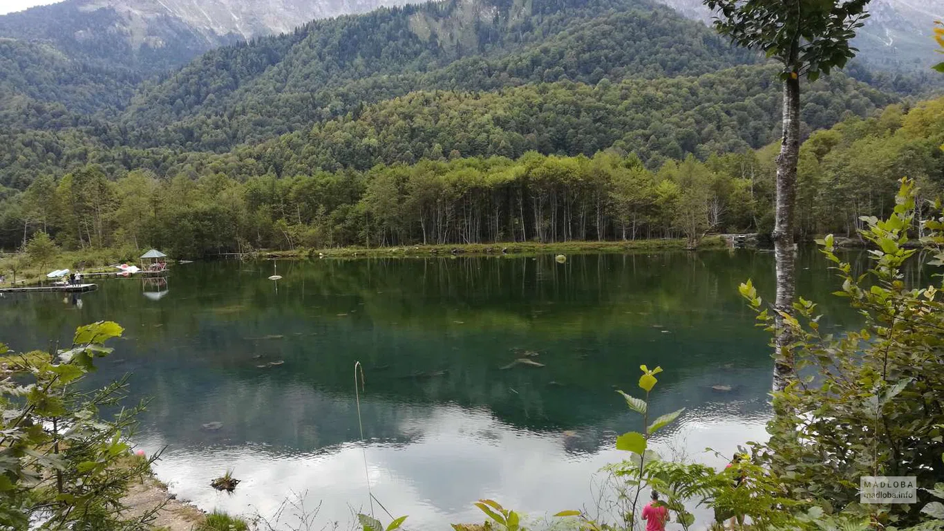 Вид с берега на прозрачную воду Озера Кулбаки