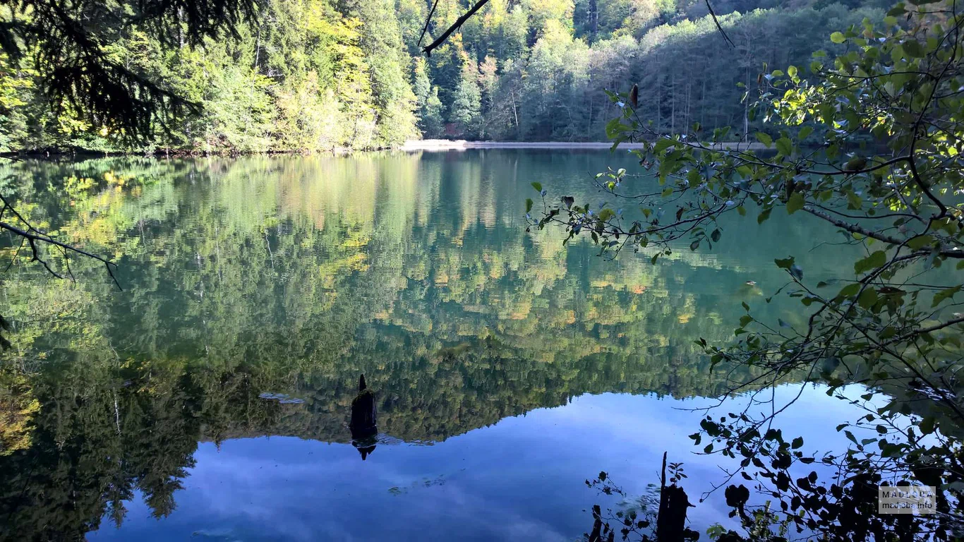 Зеркальная чистая вода озера Батети