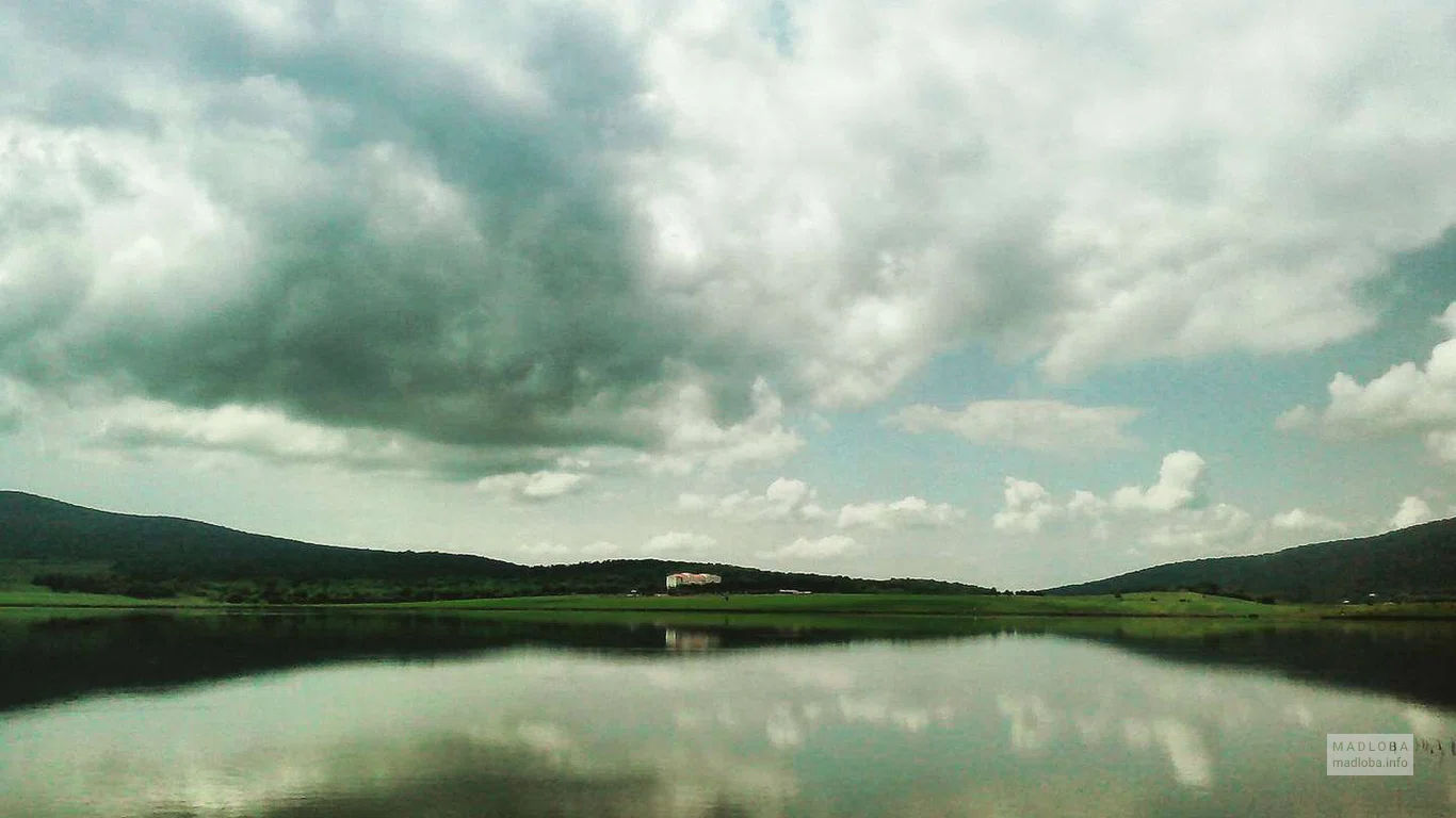 Облака отражаются в воде озера Базалети