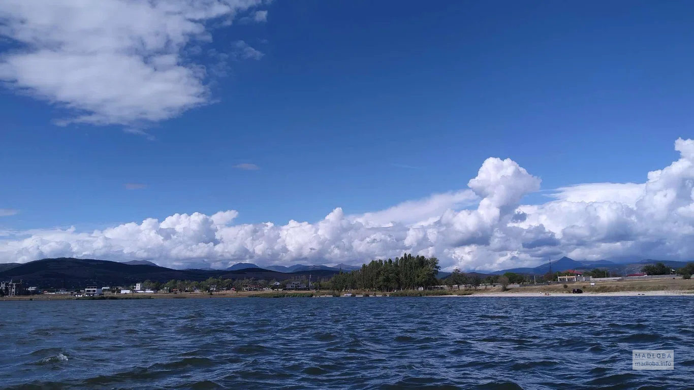 Вид на берег озера Базалети с воды