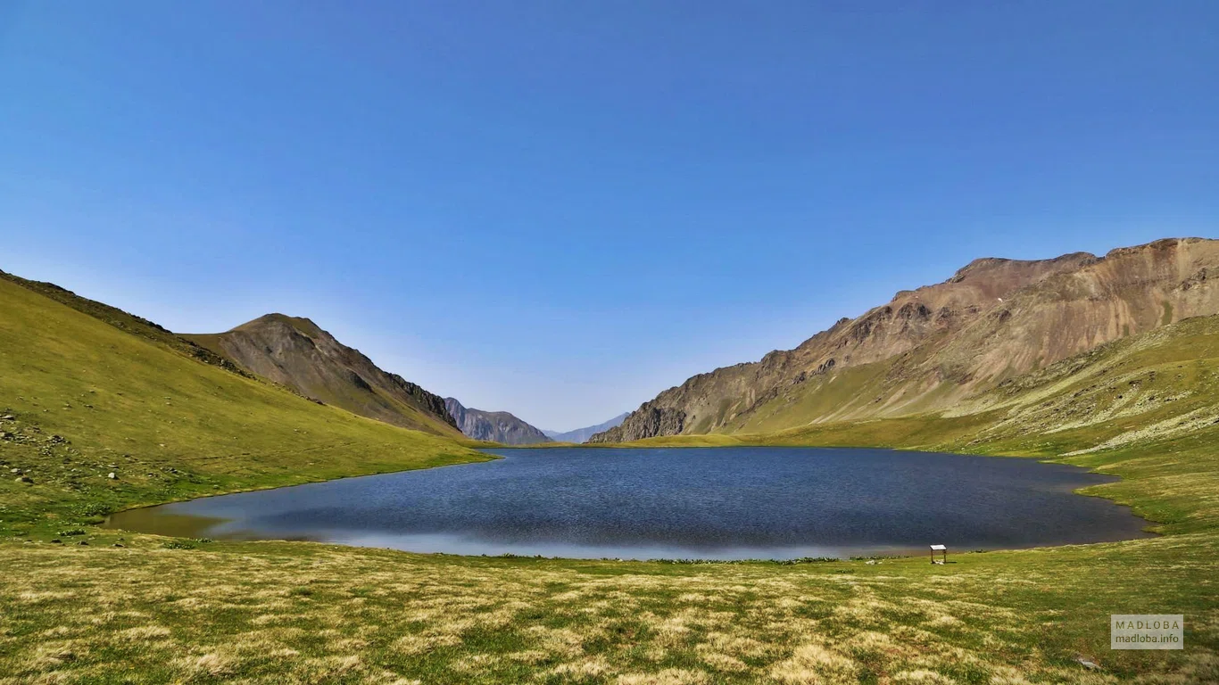 Озеро Чёрных скал