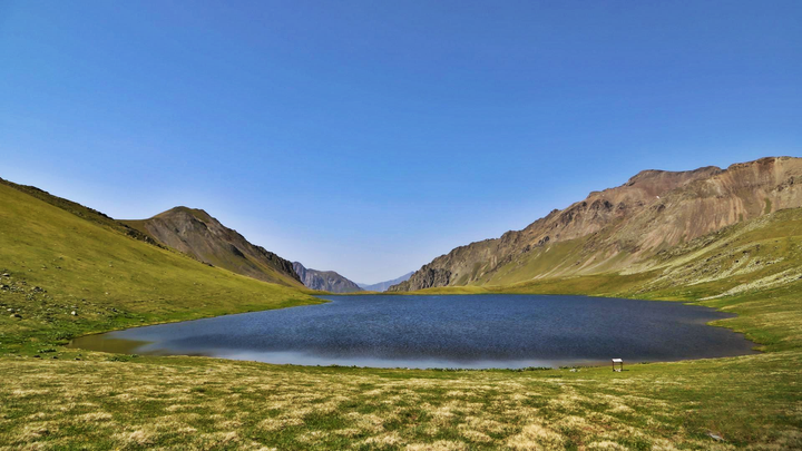 Озеро Чёрных скал