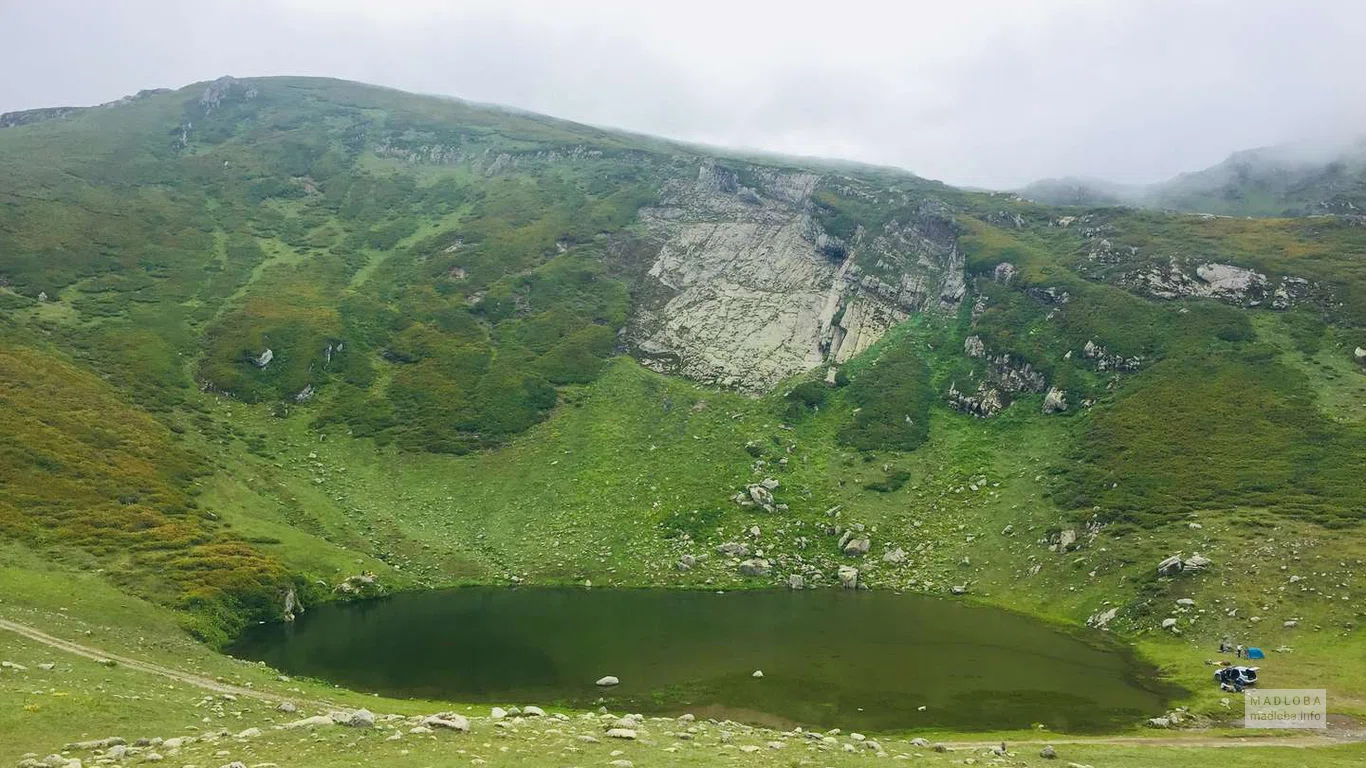 Миниатюрное озеро Чинчао спрятанное в глубине Кавказских гор