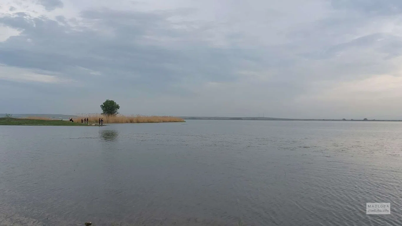 Вид на рыбаков на озере Джандари