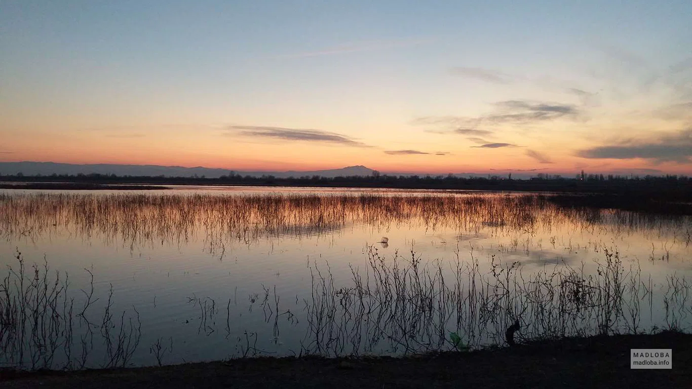 Ночь опускается на водную гладь озера Джандари