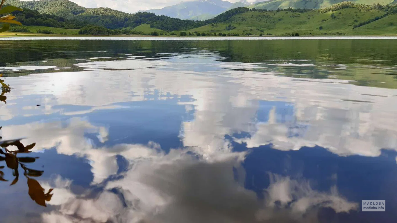 Отражение облаков в зеркальной воде озера Эрцо