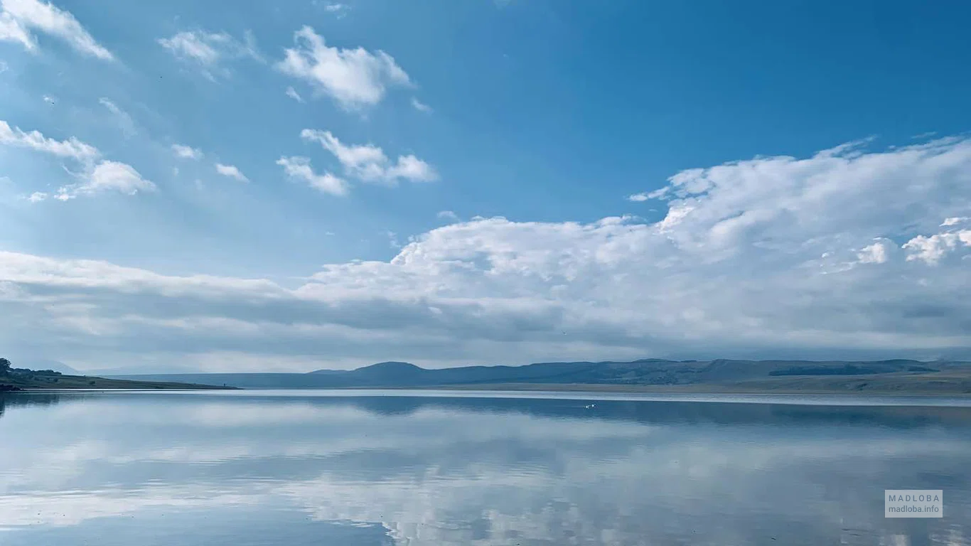 Небо отражается в воде озера Гохнари