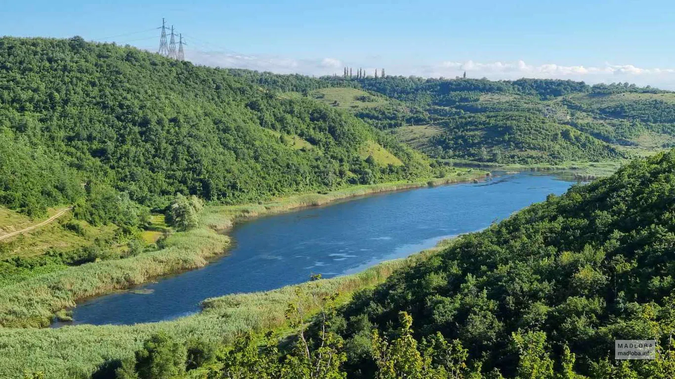 Лазурного цвета вода на озере Гургумела вид с высоты