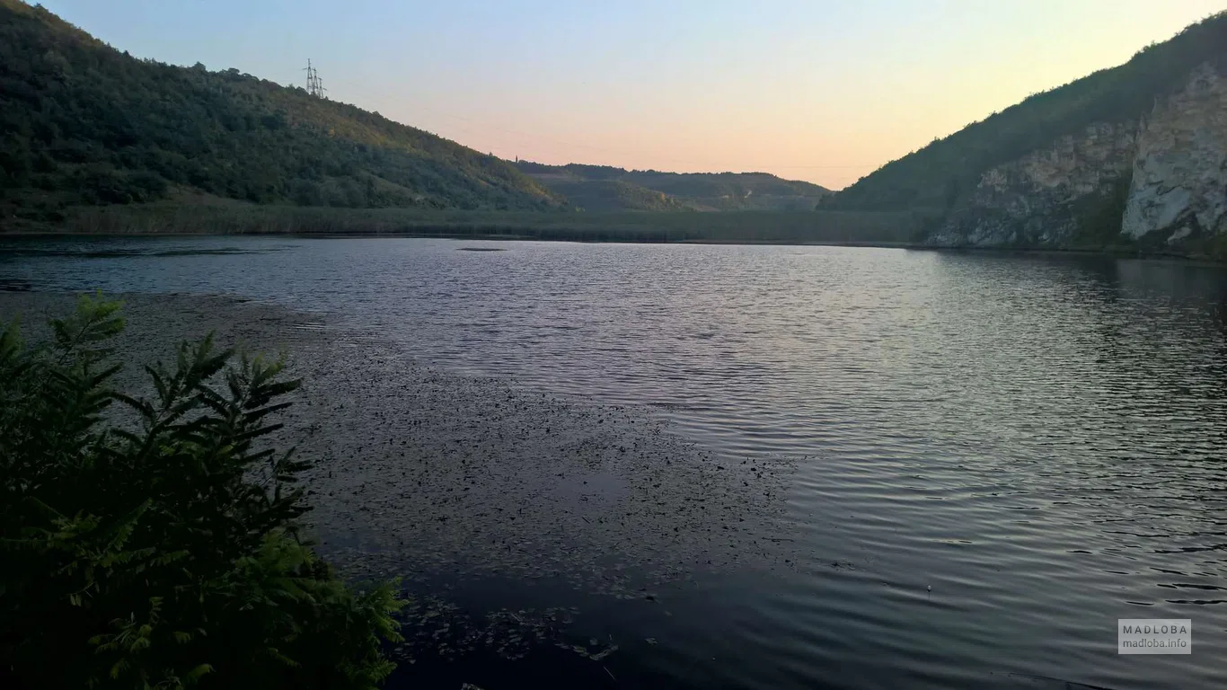 Сумерки над водной гладью высокогорного озера Гургумела