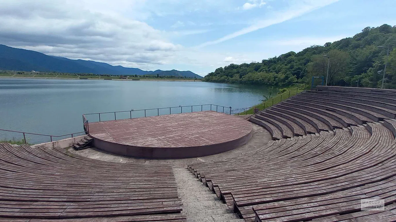 Место для проведения мероприятий и концертов с видом на Озеро Ильи (Кварели)