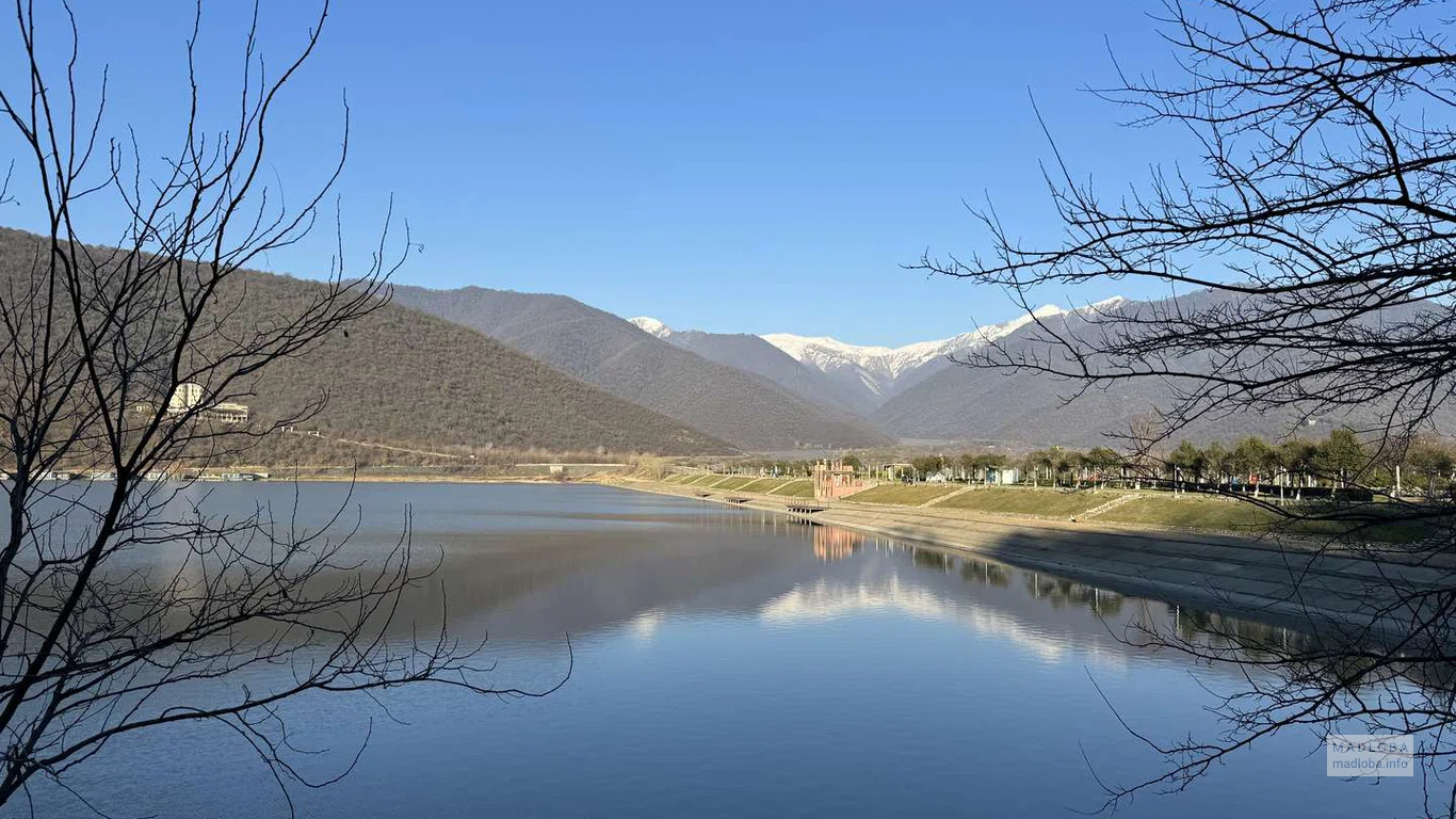 Завораживающий вид от  Озера Ильи (Кварели) на заснеженные пики кавказских гор