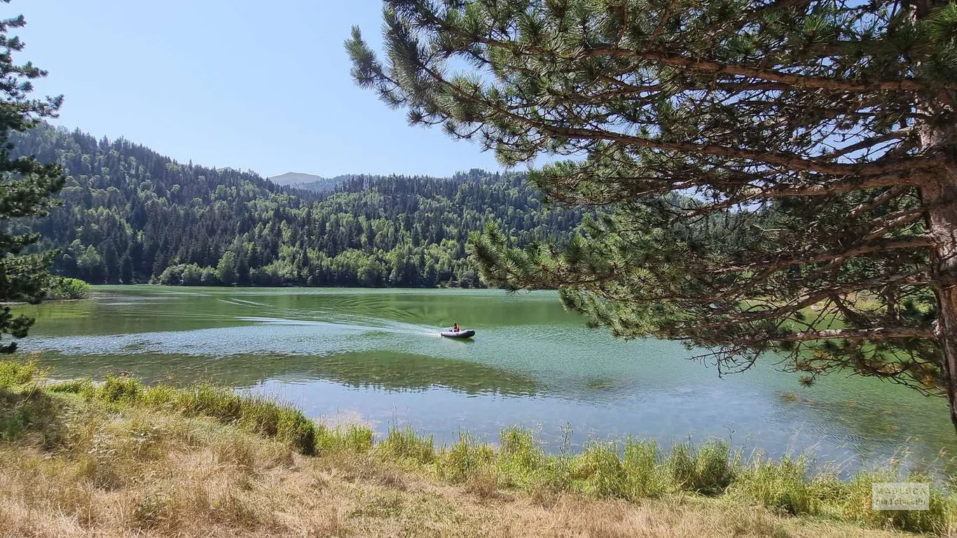 Прогулка на моторной лодке по озеру Кахиси