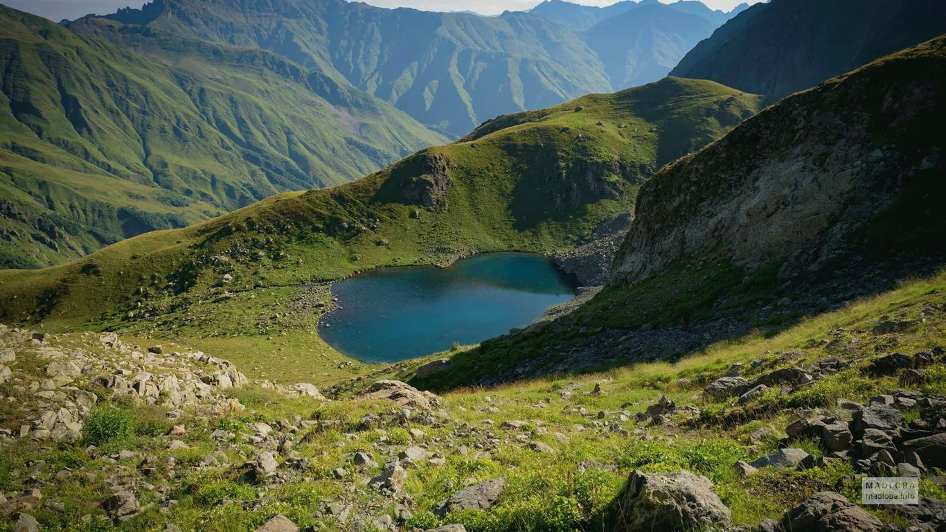 Маленькое незаметное озеро Калалиш Тоба спрятанное в горах Грузии