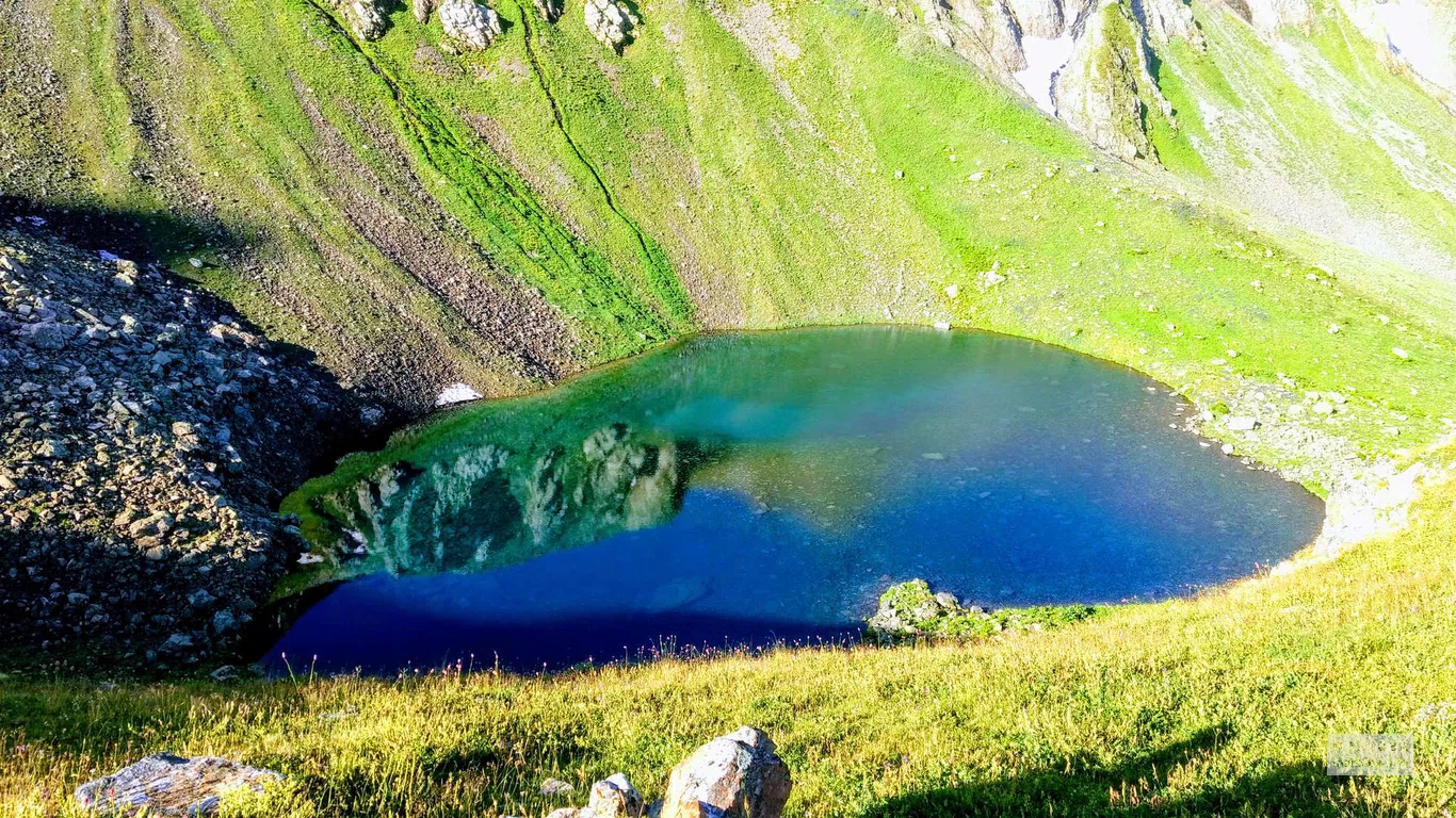 Прозрачная ярко синяя вода на озере Калалиш Тоба
