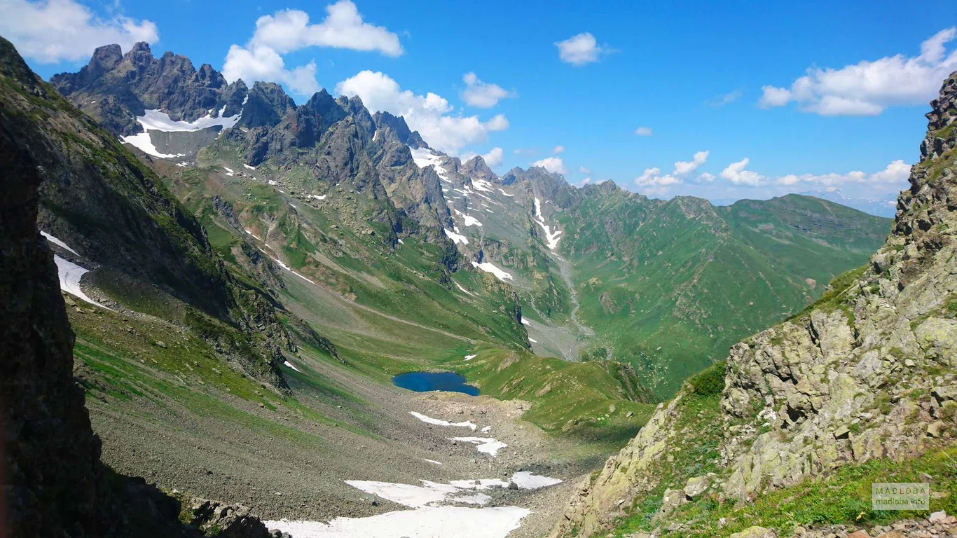Вид издалека на озеро Калалиш Тоба в высокогорье Грузии