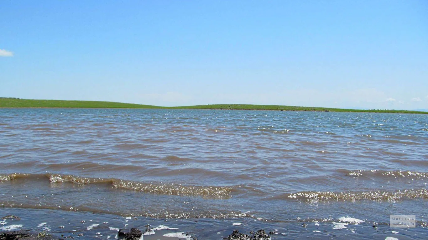 Небольшие волны на озере Караголи