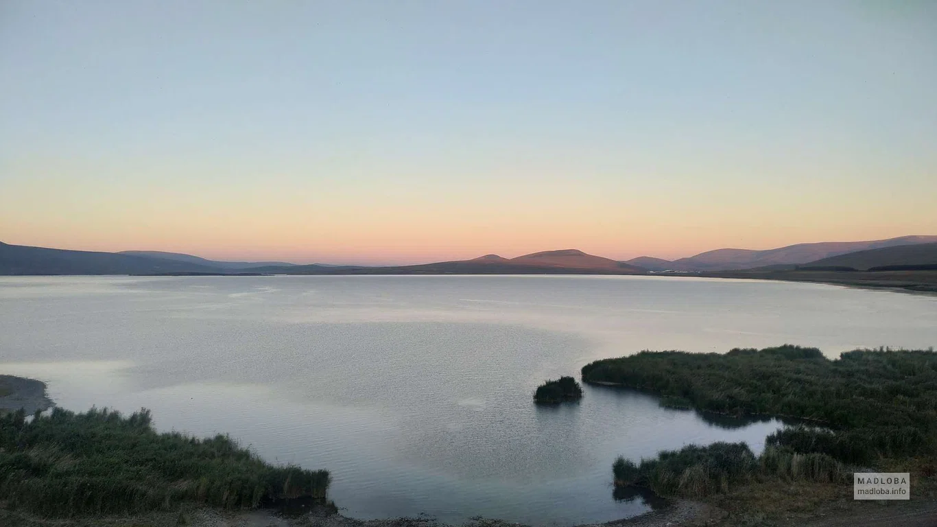 Закат над водной гладью озера Карцахи