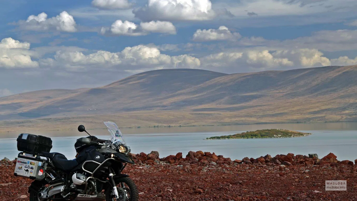 Мотоцикл на берегу высокогорного озера Карцахи