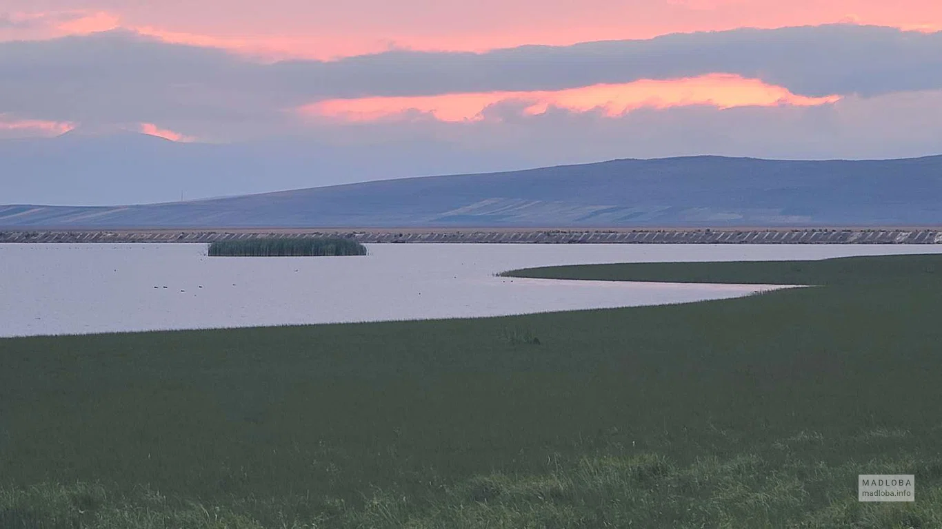Красоный закат над озером Ханчали