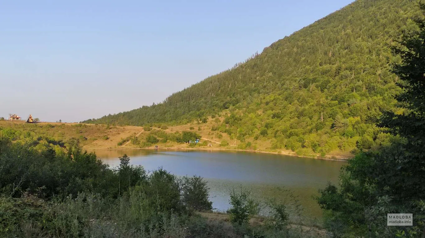 Зеленые склоны гор у озера Кодицкаро