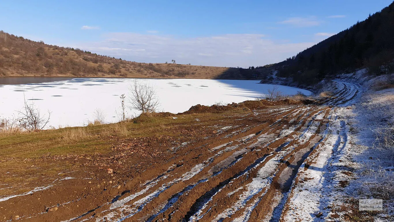 Покрытое снегом озеро Кодицкаро