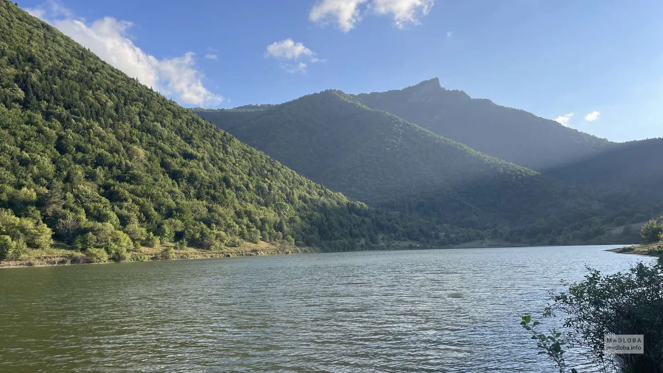 Панорамный вид на озеро Кодицкаро