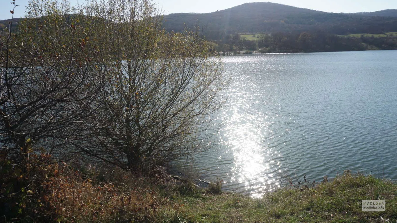 Солнечная дорожка на водной глади озера Липи