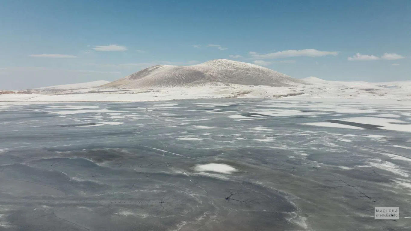Скованное льдом озеро Мадатафа