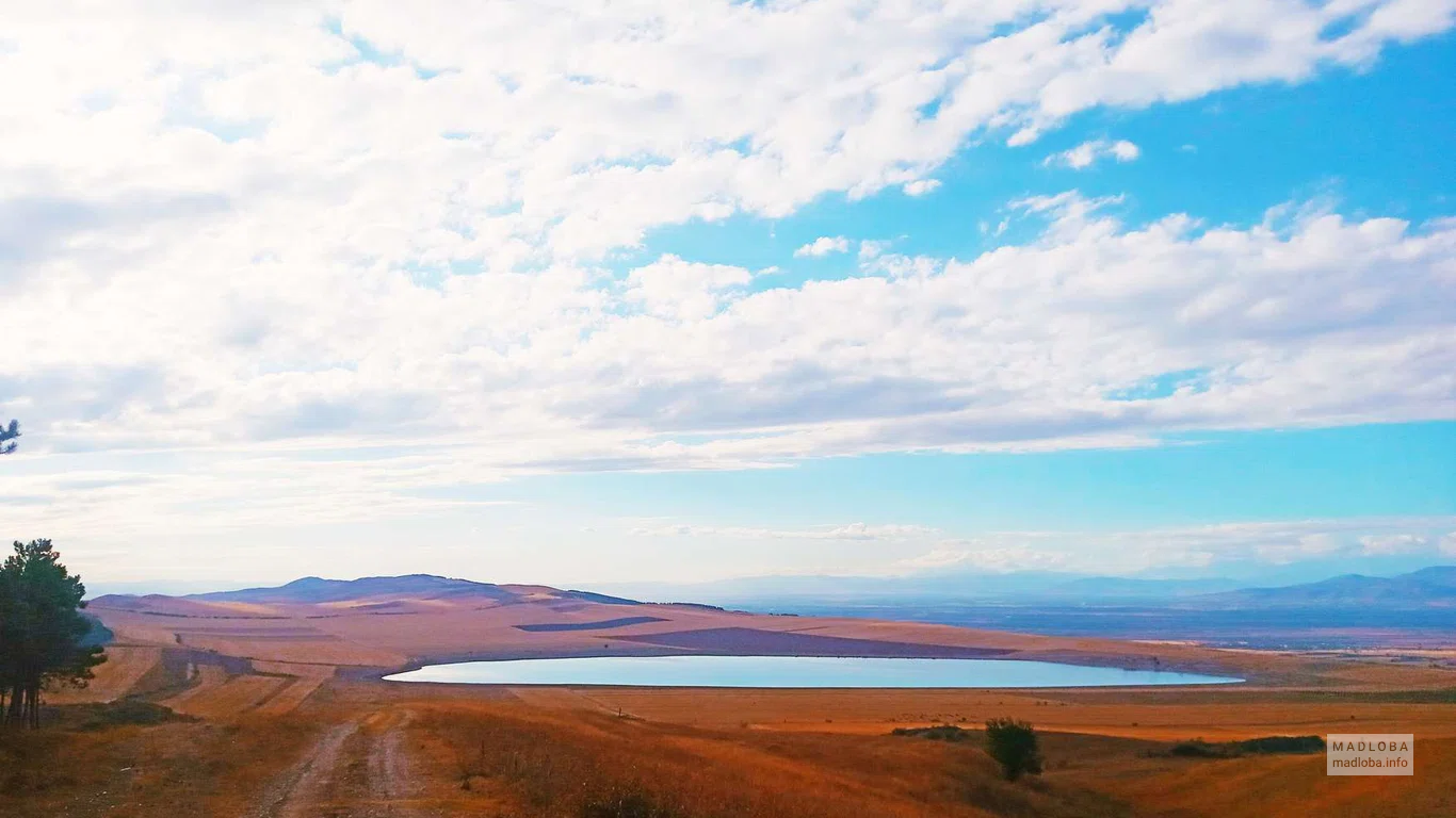 Панорамный вид на озеро Надарбазеви