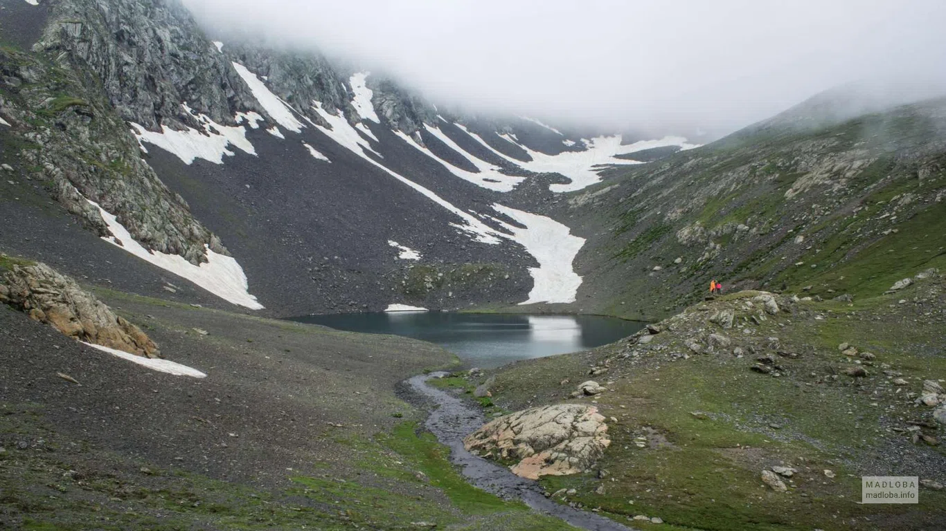 Миниатюрное озеро Орцкали в высокогорье Кавказа