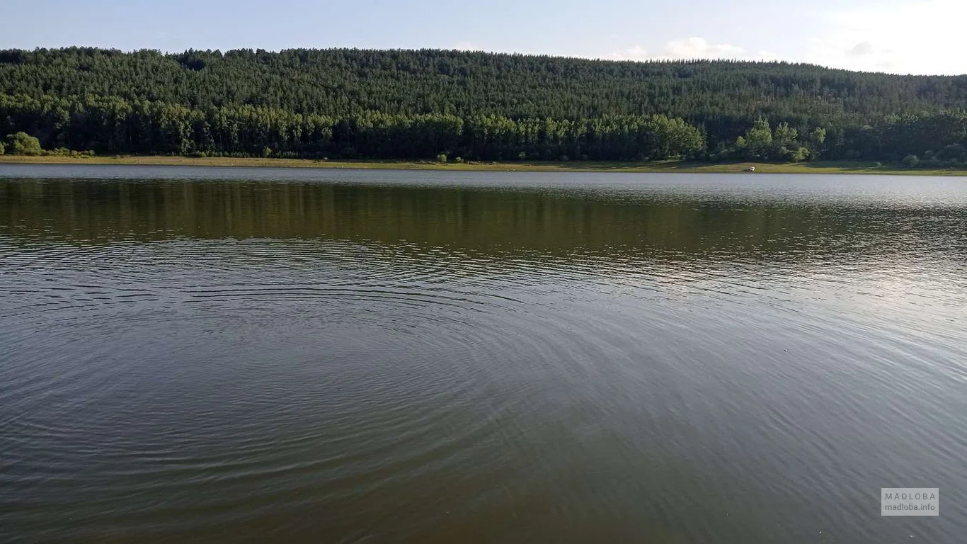 Водная воронка на чистейшей воде озера Пантиани