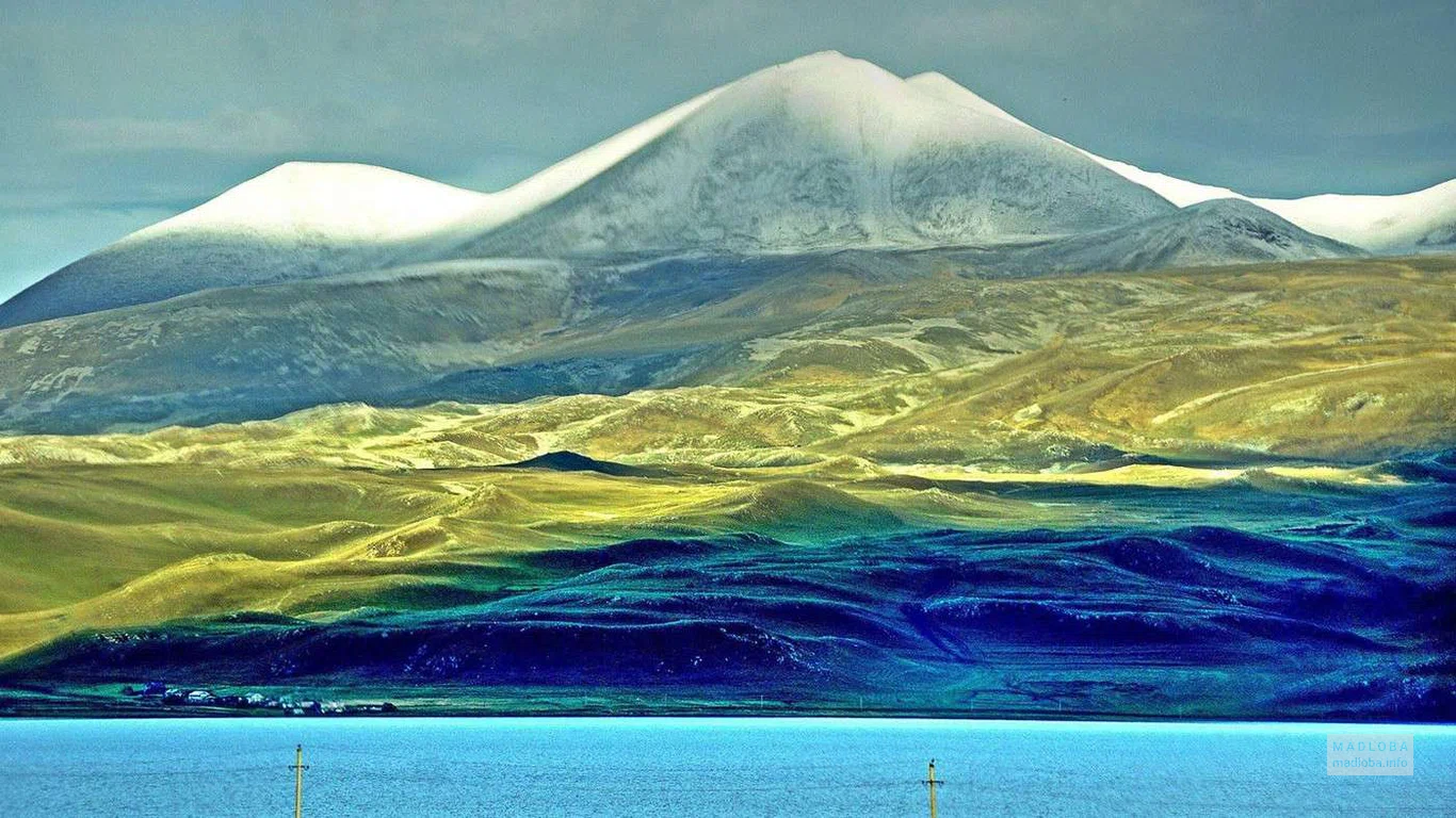 Озеро Паравани у подножия величественных гор Кавказа