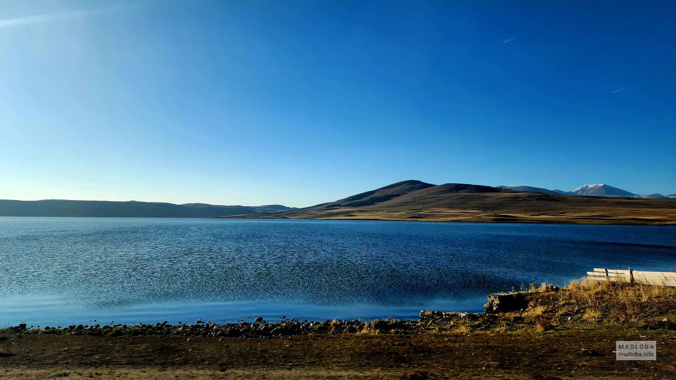 Легкая рябь на воде озера Паравани