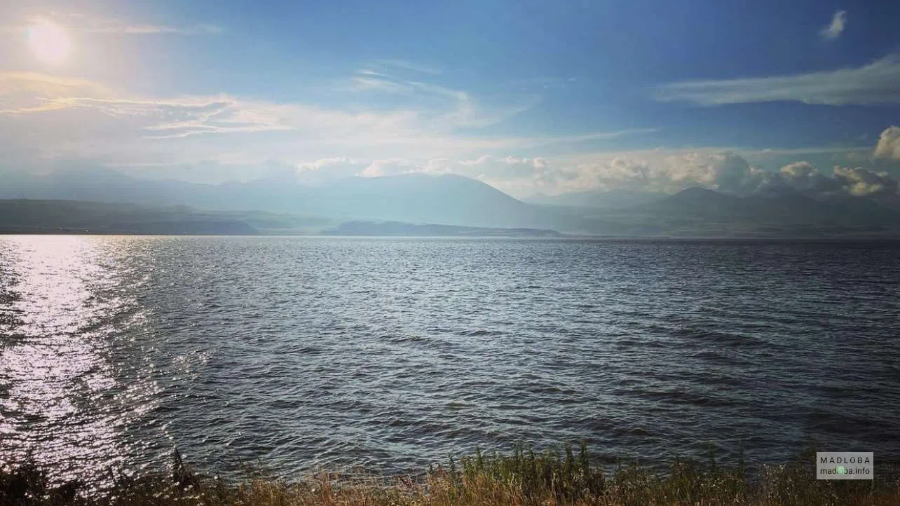 Бескрайние просторы озера Паравани в окружении гор