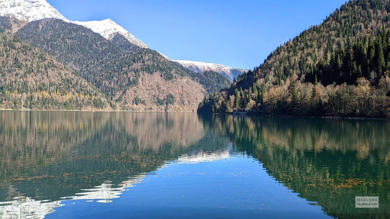 Отражение Кавказских гор в водной глади озера Рица