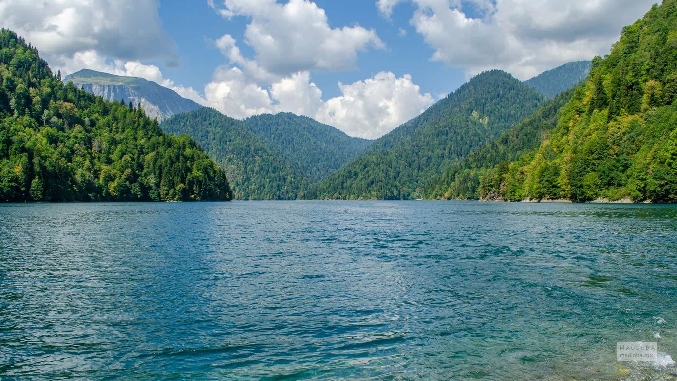 Лазурная вода в озере Рица у подножия гор Кавказа