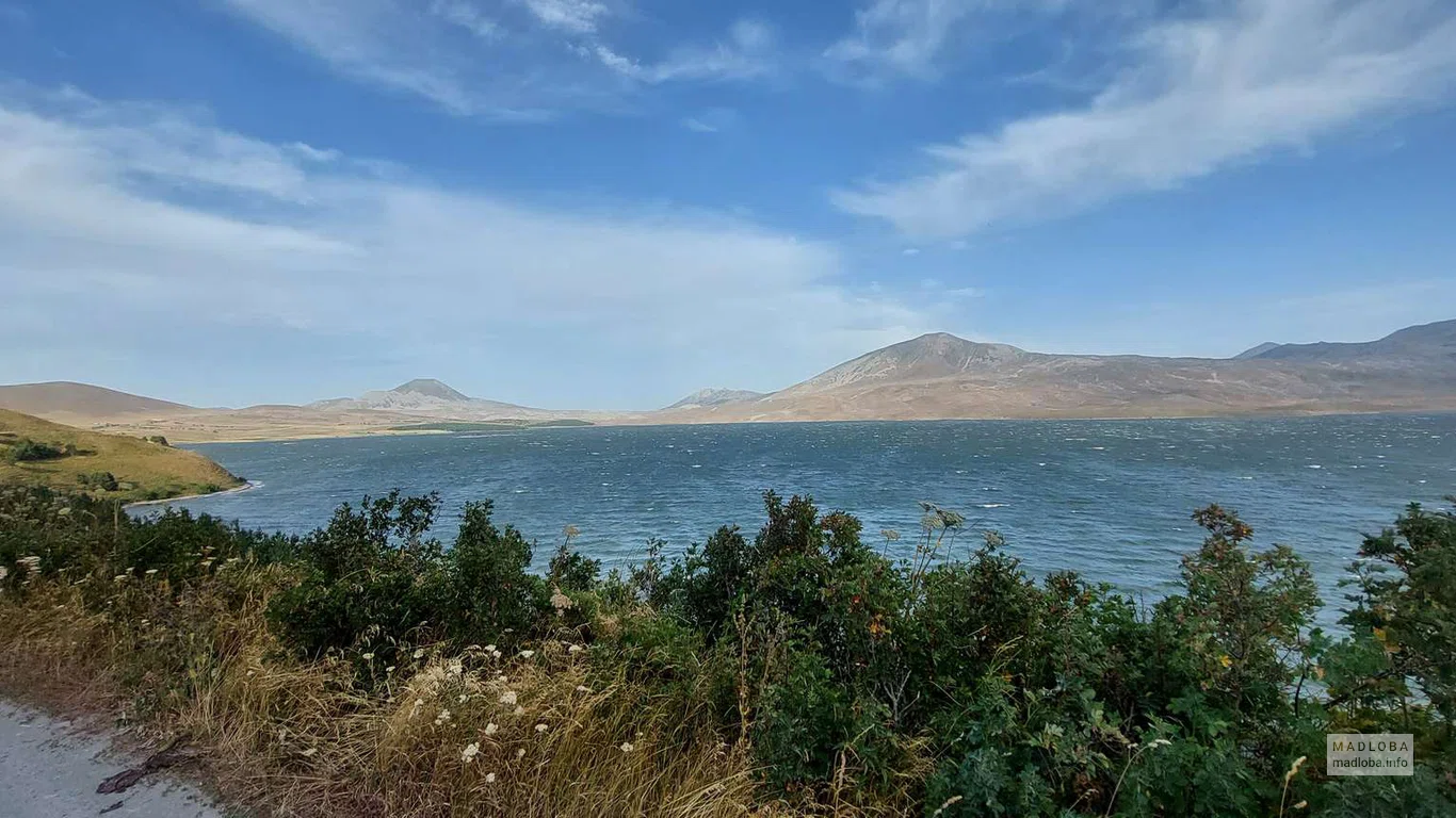 Панорамный вид на озеро Табацкури