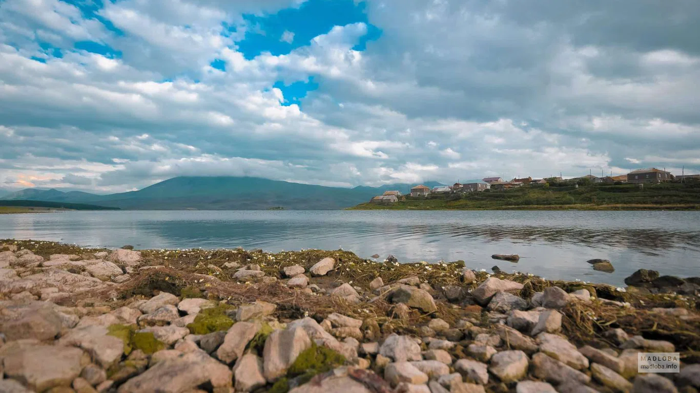 Вид с каменистого берега на озеро Табацкури