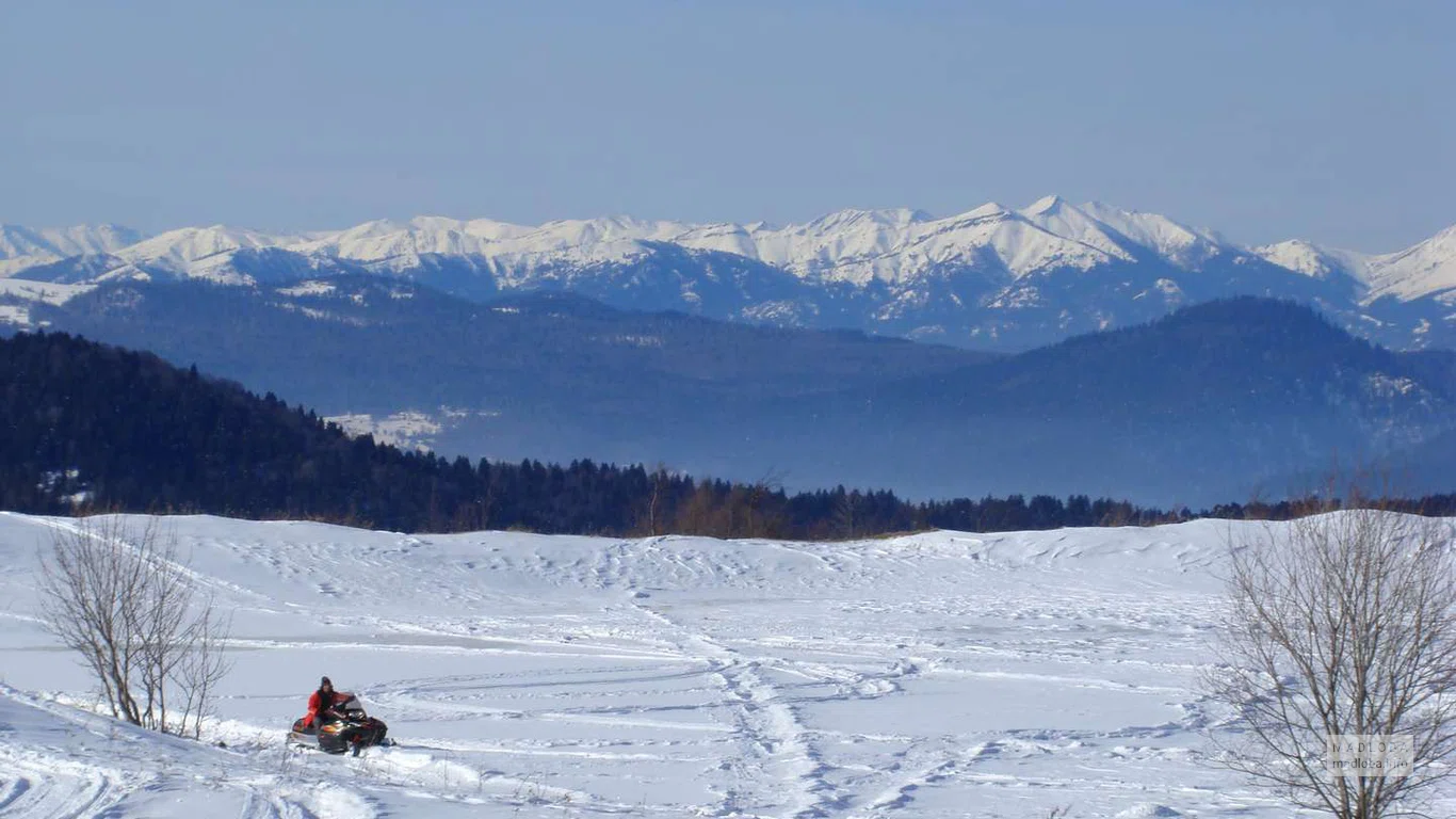 Катание на снегоходе по заснеженному озеру Табацкури