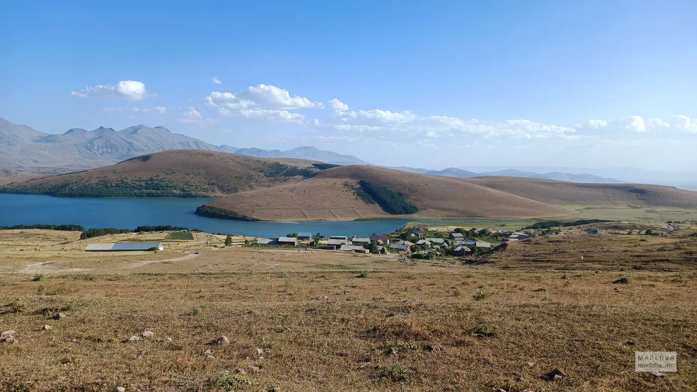 Вид на горные склоны у озера Табацкури